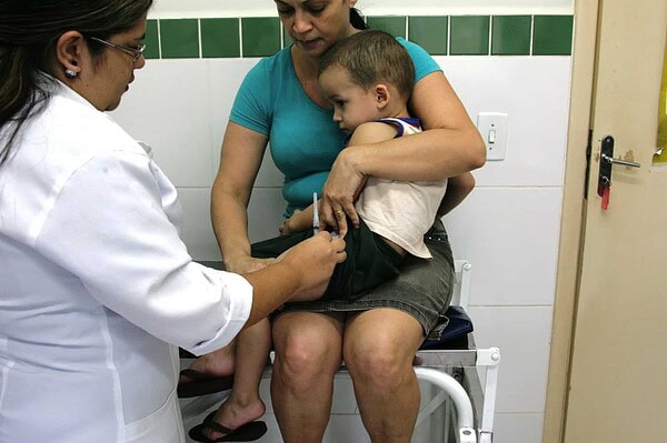 Dia D de vacinação contra a paralisia infantil acontece neste sábado em todo o país