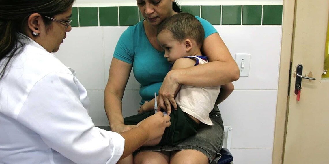 Dia D de vacinação contra a paralisia infantil acontece neste sábado em todo o país