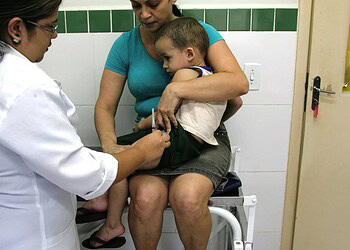 Dia D de vacinação contra a paralisia infantil acontece neste sábado em todo o país