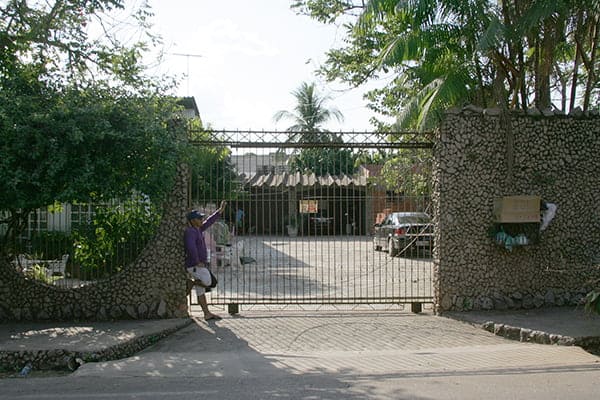 Movimento na casa de Hildebrando foi intenso nesta terça; filhos preparavam o local para a chegada do ex-coronel. (Foto: Odair Leal/ A GAZETA)