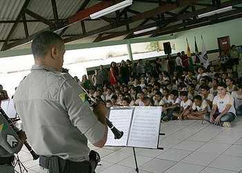 Entrega da escola contou com a presença da banda de música da PM. (Foto: Odair Leal/ A GAZETA)