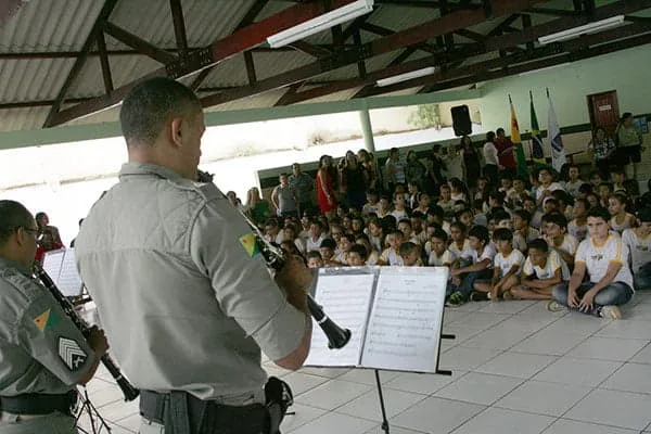 Entrega da escola contou com a presença da banda de música da PM. (Foto: Odair Leal/ A GAZETA)