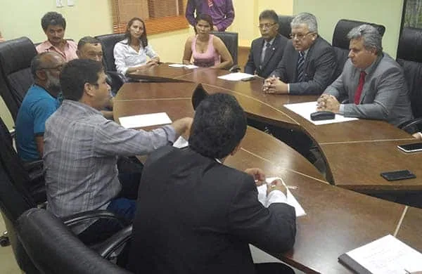 Deputados receberam os moradores da comunidade Campo Alegre, em Capixaba. (Foto: Cedida)