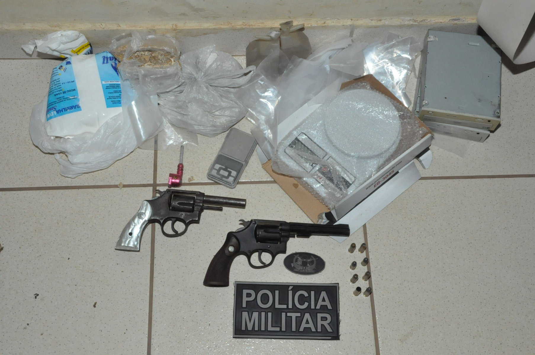 Casal é preso por tráfico de drogas e porte ilegal de armas 2 COL 2 - Casal é preso por tráfico de drogas e porte ilegal de armas (3)