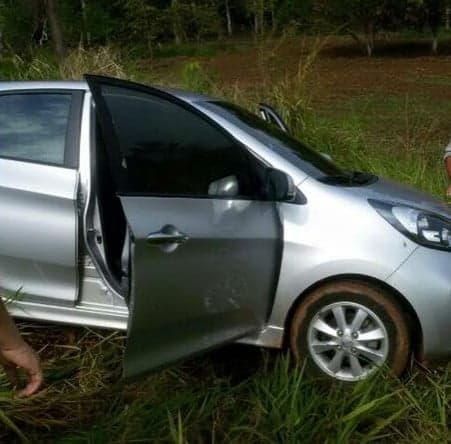 Mulher passa mal ao volante e perde controle do carro 2 COL 2 - PicsArt_1439399437209 (3)