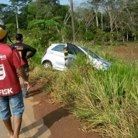 Mulher passa mal ao volante e perde controle do carro 1 Mulher passa mal ao volante e perde controle do carro