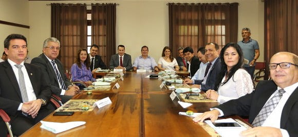 Governo se reúne com deputados da base e fortalece parceria institucional 1 Deputados foram atualizados sobre projetos de governo. (Foto: Secom Acre)