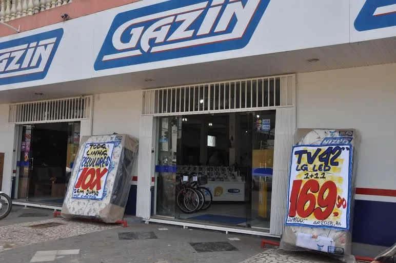 Dupla armada invade e assalto funcionários da Loja Gazin do Bosque