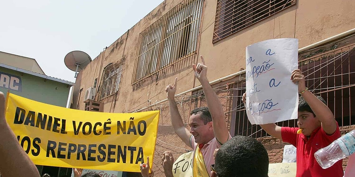 Inconformados com a posse da chapa perdedora nas eleições do Sintesac, servidores realizam manifestação