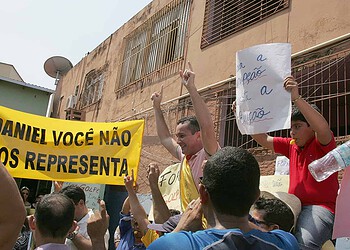 Inconformados com a posse da chapa perdedora nas eleições do Sintesac, servidores realizam manifestação
