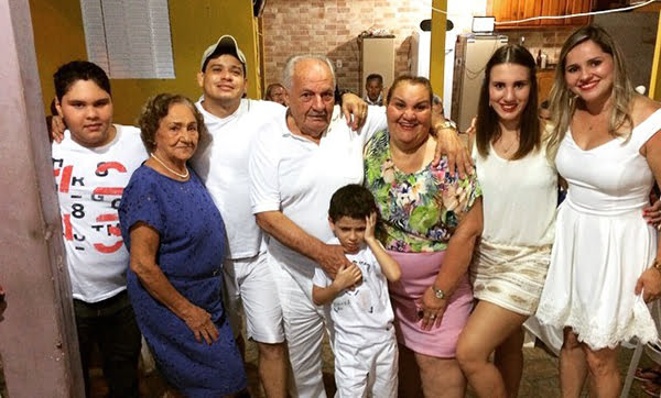 Vivas da Coluna para a elegante Cavalcante dos Santos que sexta, 8, completa anos e em petit comitê ao lado do marido Adauto Santos comemorará a data. Na foto, Cavalcante com sua família.