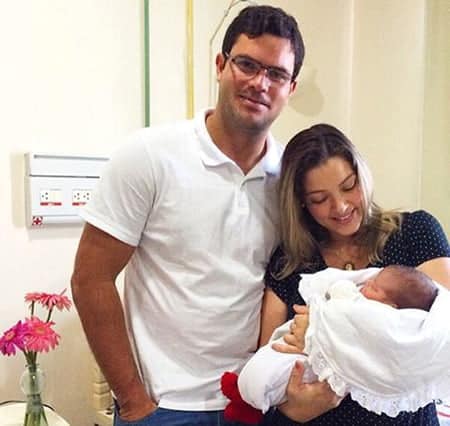 Na saída da maternidade, Ricardo Lima e sua Mariana Tavares com a pequena Isabela que chegou no sábado, 1º, para fazer companhia ao irmãozinho Lorenzo, completando a vida do casal. Parabéns!