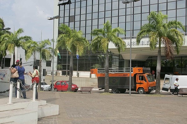 Professores deixam as ruas para protestar na Aleac