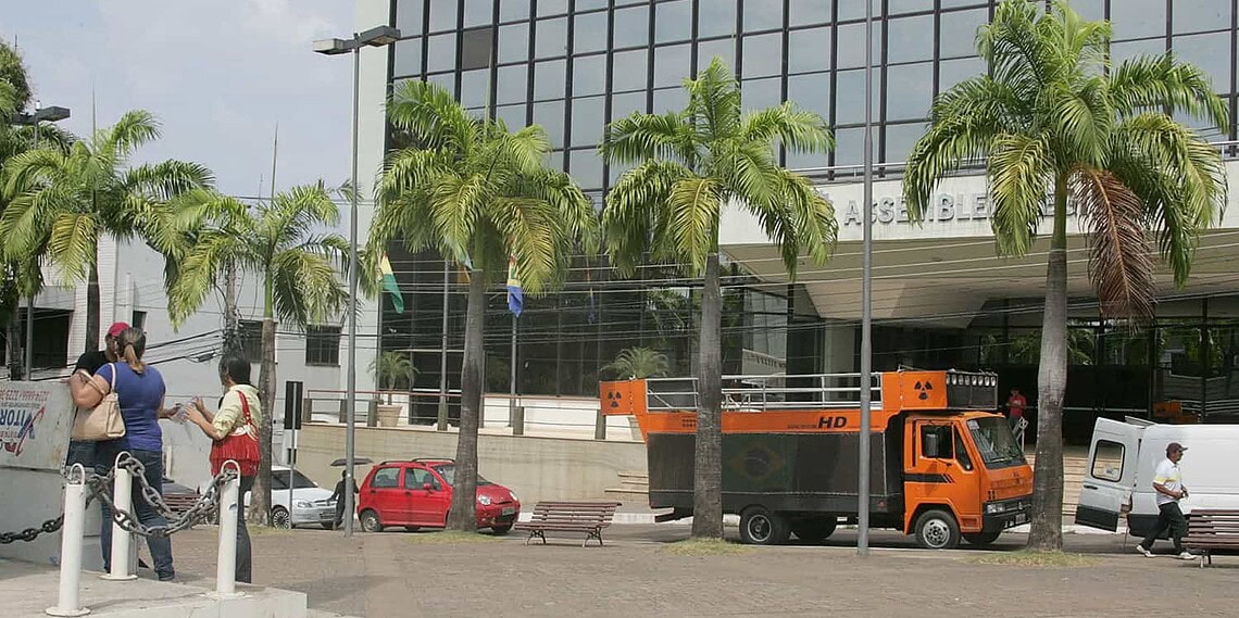 Professores deixam as ruas para protestar na Aleac 1 Professores deixam as ruas para protestar na Aleac