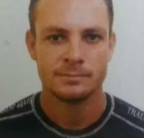 Gladson, 27, estava em casa quando foi atingido