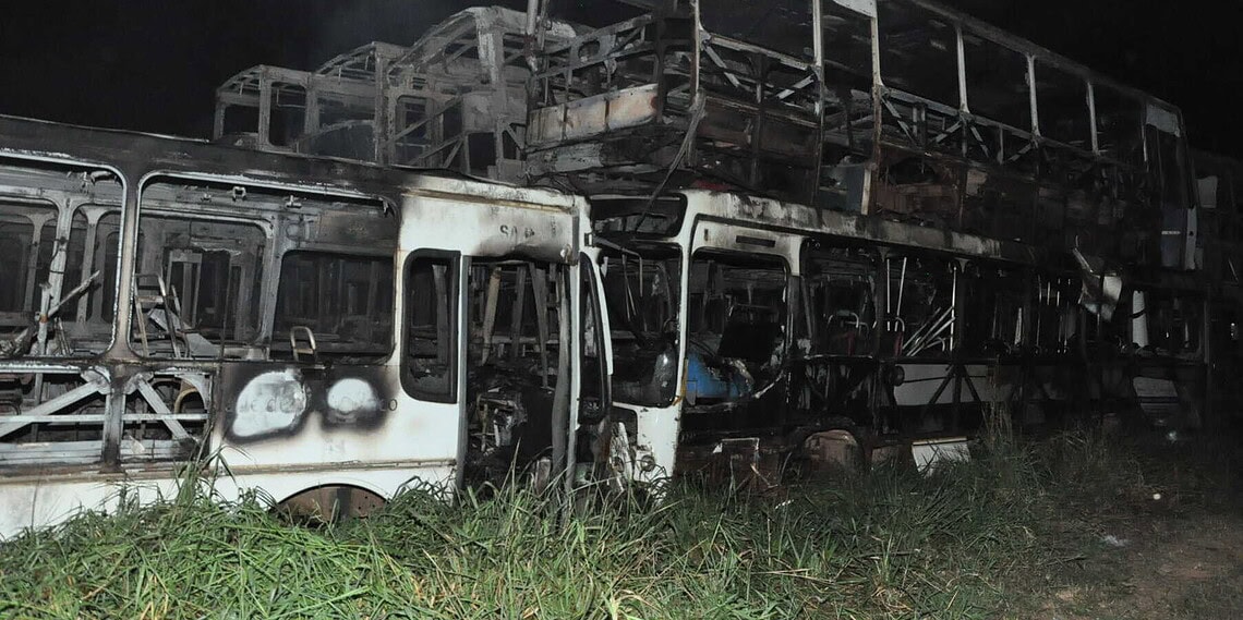Incêndio destrói dezenas de ônibus em depósito 1 Incêndio destrói dezenas de ônibus em depósito