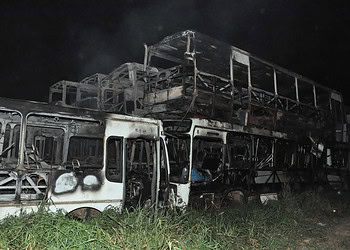 Incêndio destrói dezenas de ônibus em depósito