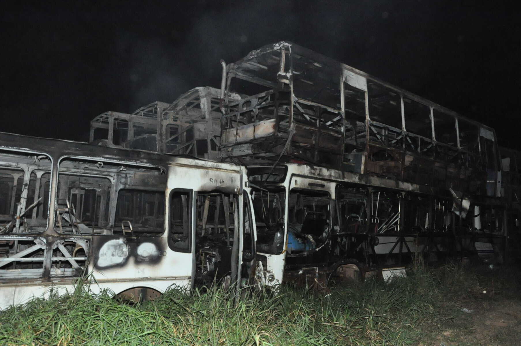 Incêndio destrói dezenas de ônibus em depósito 2 Incêndio destrói de ônibus em deposito na capital acreana (2)