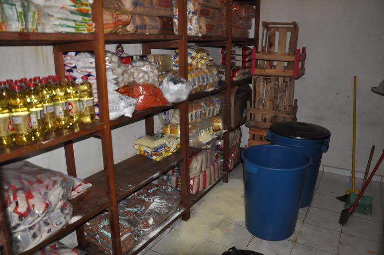 Ladrões arrombam escola, furtam equipamentos e destroem alimentos 1 Ladrões arrombam Escola furtam equipamentos destroem alimentos e defecam em salas de aula
