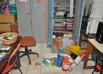 Ladrões arrombam escola, furtam equipamentos e destroem alimentos