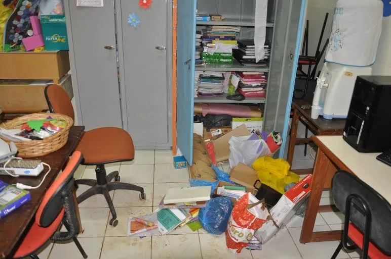 Ladrões arrombam escola, furtam equipamentos e destroem alimentos