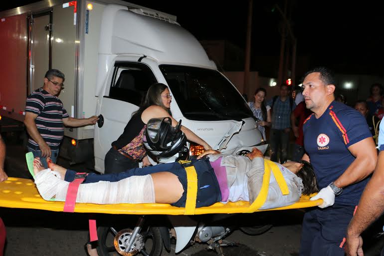 Motorista de caminhão avança semáforo e atropela motociclista 2