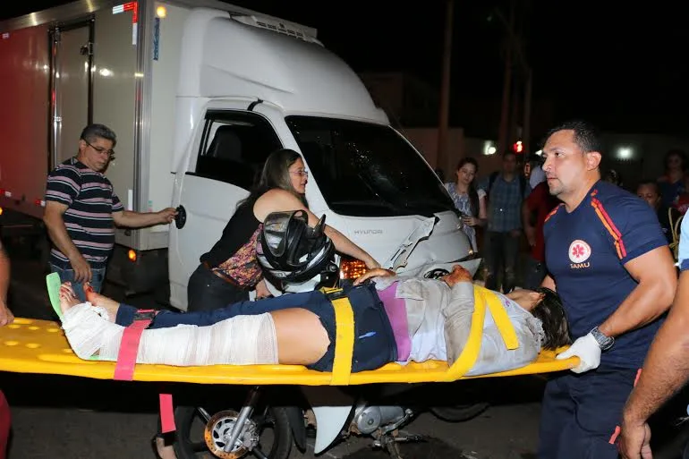 Motorista de caminhão avança semáforo e atropela motociclista 1 Motorista de caminhão avança semáforo e atropela motociclista