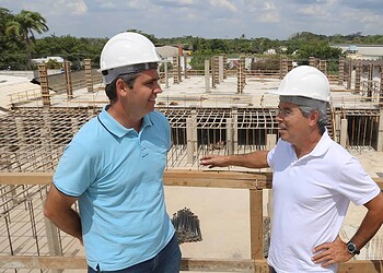 Marcus Alexandre e Jorge Viana visitam obras do Shopping Popular