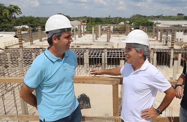Marcus Alexandre e Jorge Viana visitam obras do Shopping Popular