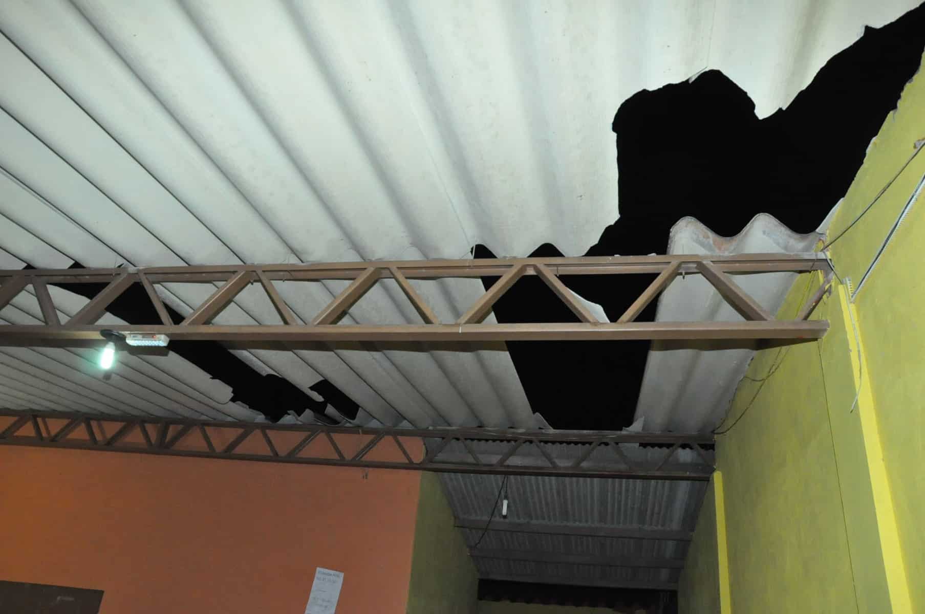 Temporal atinge cerca de nove prédios e destrói mais de seis carros em Rio Branco 3 Temporal atinge cerca de nove prédios e destrói mais de seis carros (5)