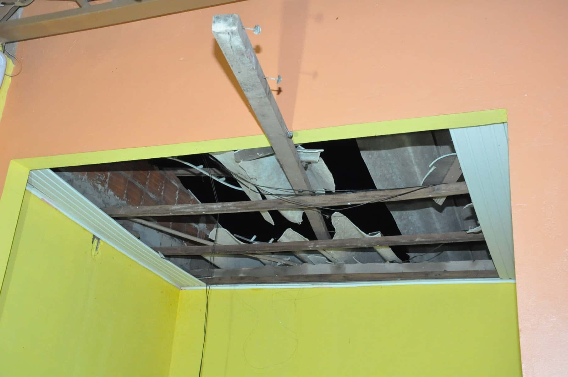 Temporal atinge cerca de nove prédios e destrói mais de seis carros em Rio Branco 4 Temporal atinge cerca de nove prédios e destrói mais de seis carros (6)