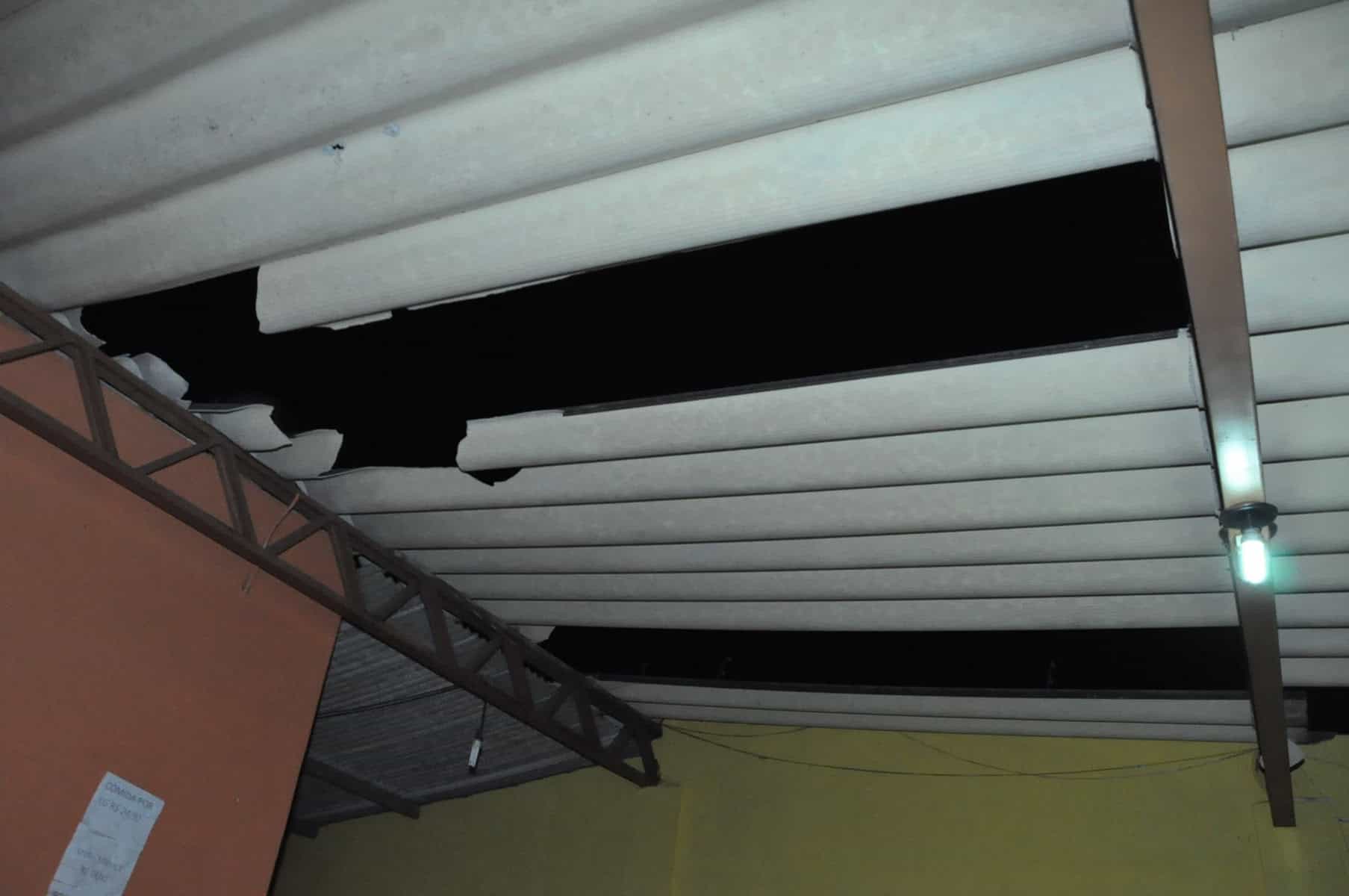 Temporal atinge cerca de nove prédios e destrói mais de seis carros em Rio Branco 5 Temporal atinge cerca de nove prédios e destrói mais de seis carros (7)