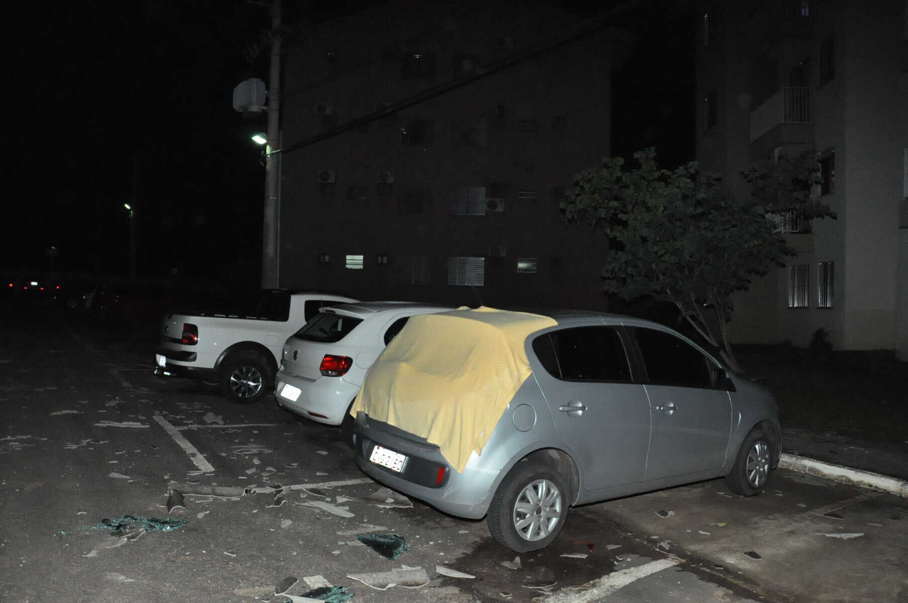 Temporal atinge cerca de nove prédios e destrói mais de seis carros em Rio Branco 3 Temporal atinge cerca de nove prédios e destrói mais de seis carros (4)