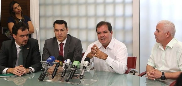 Tião Viana anunciou normalidade das atividades e novo calendário escolar para auxiliar principalmente alunos que prestarão o Enem (Foto Sérgio ValeSecom)