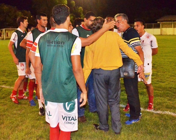 Clima de confusão entre dirigentes e arbitragem. (Foto: NAILSON  WAPICHANA)