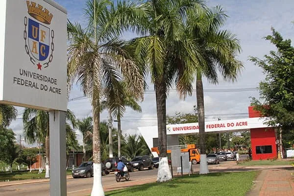 Professores da Ufac continuam em greve e semestre fica comprometido