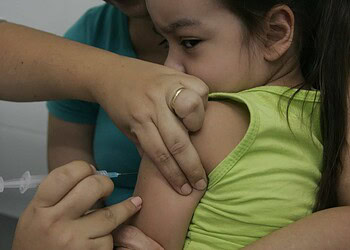 Sábado é dia de vacinar as crianças contra paralisia infantil