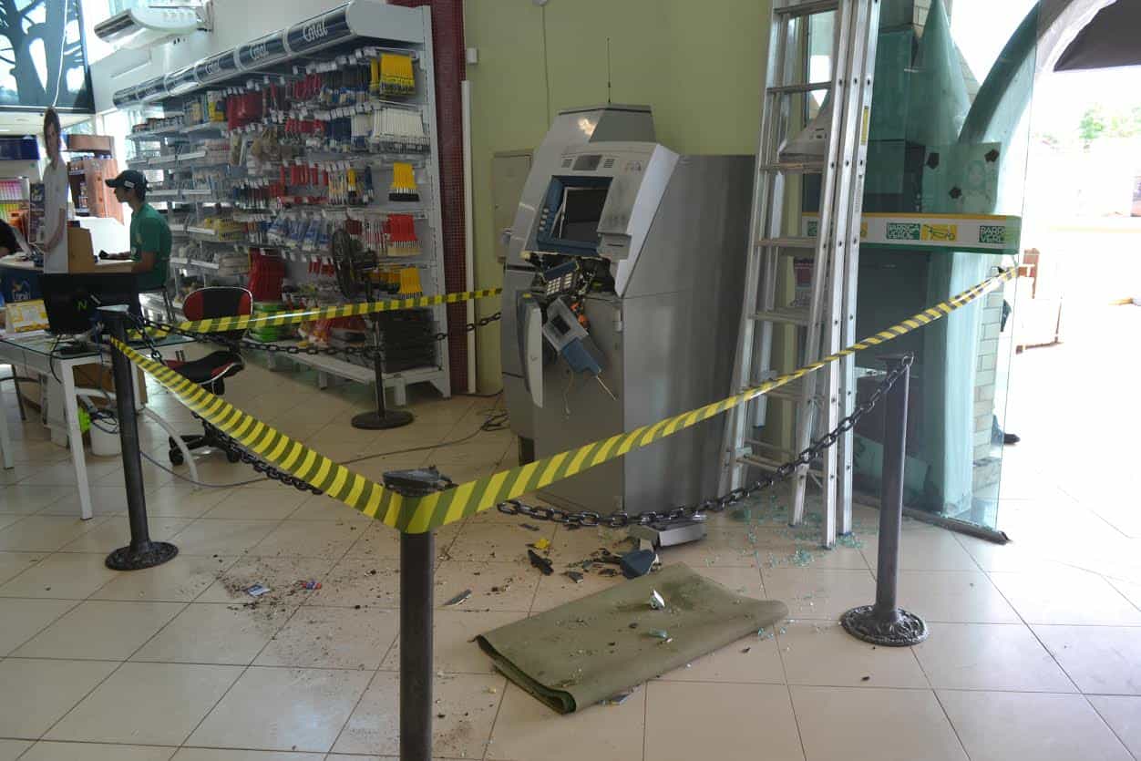 bandidos arrombam caixa eletrônico 2