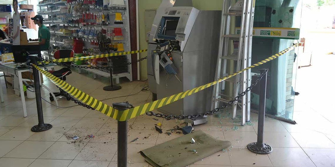 Bandidos arrombam mais um caixa eletrônico na capital