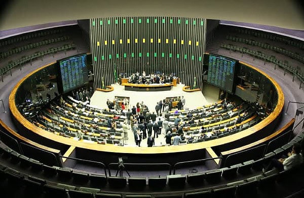Deputados se preparam para votar em segundo turno a redução da maioridade penal