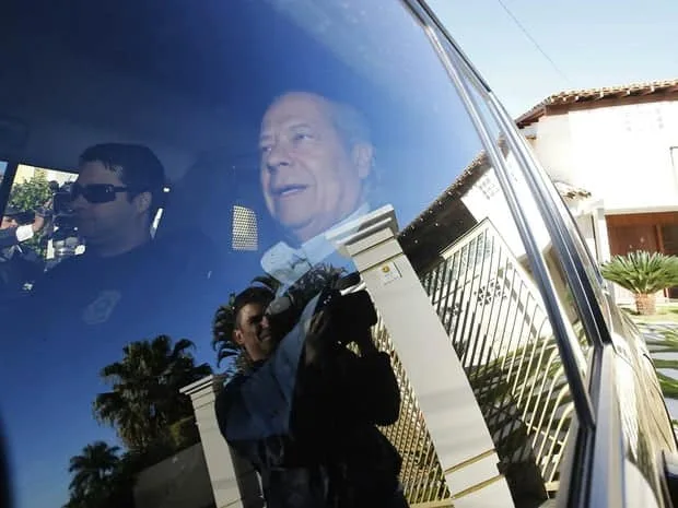 O ex-ministro da Casa Civil José Dirceu é preso em casa, em Brasília, na 17ª fase da Operação Lava Jato (Foto: Dida Sampaio/Estadão Conteúdo)