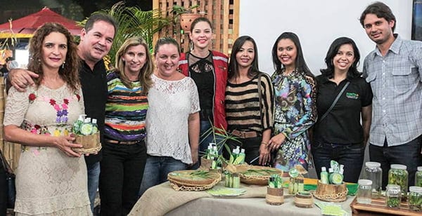CURTAS BY JÔ 04/08/2015 1 LANÇAMENTO - Equipe da FUNTAC apresentou ao governador Tião Viana e a primeira-dama Marlúcia Cândida a linha de cosméticos produzida através do bambu. O lançamento aconteceu durante a Expoacre 2015. Um sucesso!