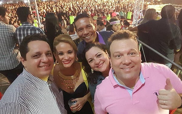 CURTAS BY JÔ 04/08/2015 3 FLASH - Encontro dos bons e cheio de boas energias ao lado do radialista Andrade Filho e a esposa Rejane, também do colunista social Luiz Theodoro. O flash foi feito por William Crespo, durante show do cantor Luan Santana, sexta passada.