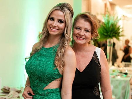 Curtas by Jô 22/08/2015 4 GASTRONOMIA - Samara e Geny Abrahão são dois nomes de referência da culinária acreana e estão muito felizes com o resultado da reforma no AFA Bistrô, que reabriu ao seu público nesta sexta-feira. Parabéns meninas, o restaurante ficou lindo e digno das delícias que servem aos seus clientes. Mais sucesso!