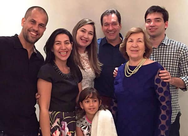 Curtas by Jô 22/08/2015 5 PARABÉNS - Família Lavocat Barbosa reunida para comemorar o aniversário de Marina, que escolheu a cidade maravilhosa para celebrar mais um ano de vida. Felicidades!