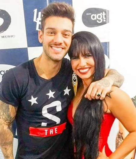 CURTAS BY JÔ 04/08/2015 6 VIP – Cantor Lucas Lucco ao lado da Rainha do Rodeio 2015 Raíssa Ribeiro, durante sua apresentação em Rio Branco sábado passado. Show!