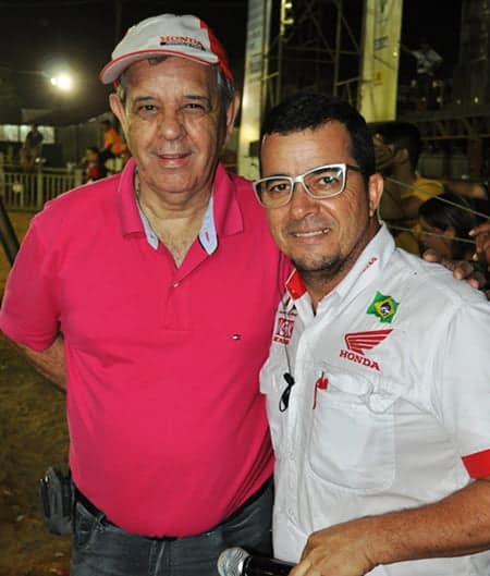 CURTAS BY JÔ 04/08/2015 7 NA EXPOACRE - Domingo o destaque foi para o Grupo Star, comandado pelo empresário Osvaldo Dias, que promoveu o mo-tocross na Arena do Parque de Exposição. Um dos eventos mais prestigiados!