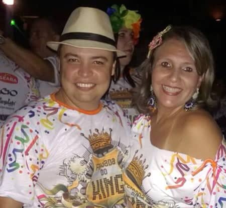 Na City O interior de designer Eduardo Gomes desembarcou na noite de sábado no aeroporto de Bujari para temporada de muiiito trabalho. Nas Terras de Galvez, ele assina decor de personalidades do nosso hight society e do ramo empresarial. Na foto Eduardo ao lado da colunista Cláudia Souza.