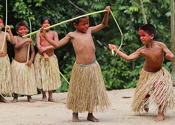 As crianças também participaram da Luta de Resistência “Kenãna Ikinai”, demonstrando a força do povo Yawanawa