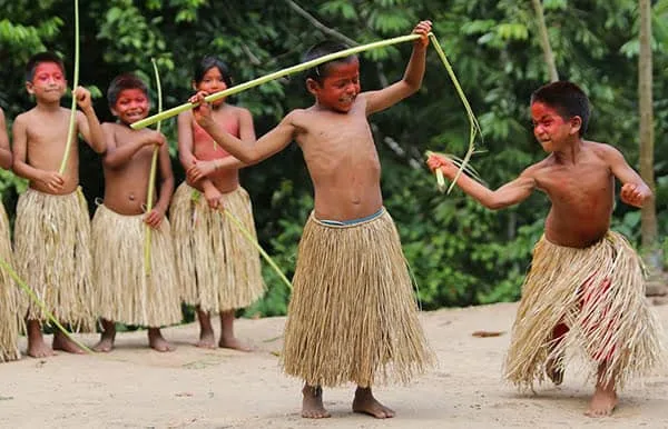 As crianças também participaram da Luta de Resistência “Kenãna Ikinai”, demonstrando a força do povo Yawanawa